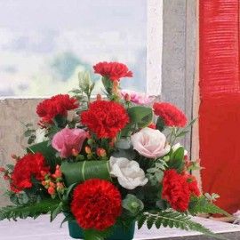 12 Red Carnation all-round Arrangement