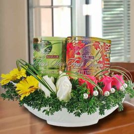 Basilur Ceylon Tea (2 Tins) & Roses Table Arrangement