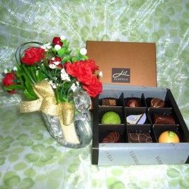  Enlarge Picture Tell A Friend "Elovela" Gourmet (Fresh)Chocolate 9 pcs With Artificial Flowers 